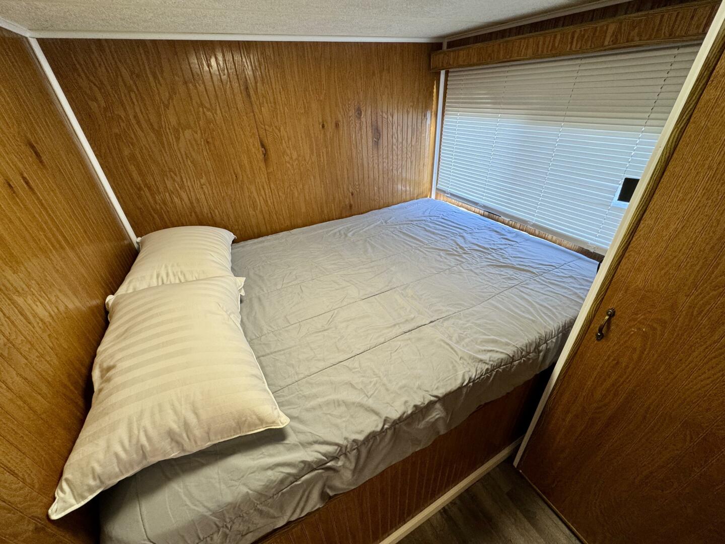 Slide: The Image of Jamestowner 16 x 65 Houseboat with Catwalks 1993 - 5374221