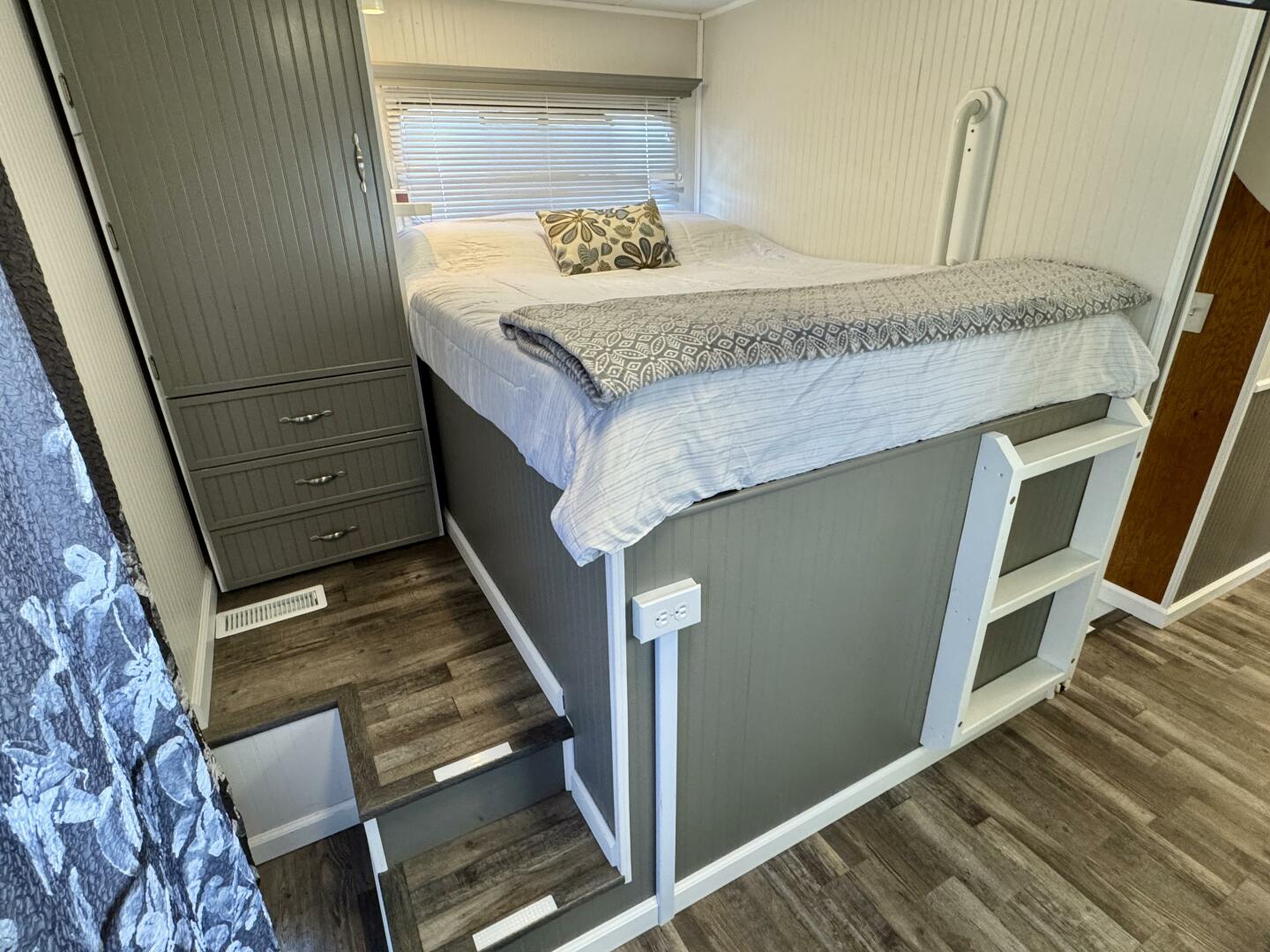 Slide: The Image of Jamestowner 16 x 65 Houseboat with Catwalks 1993 - 5374259
