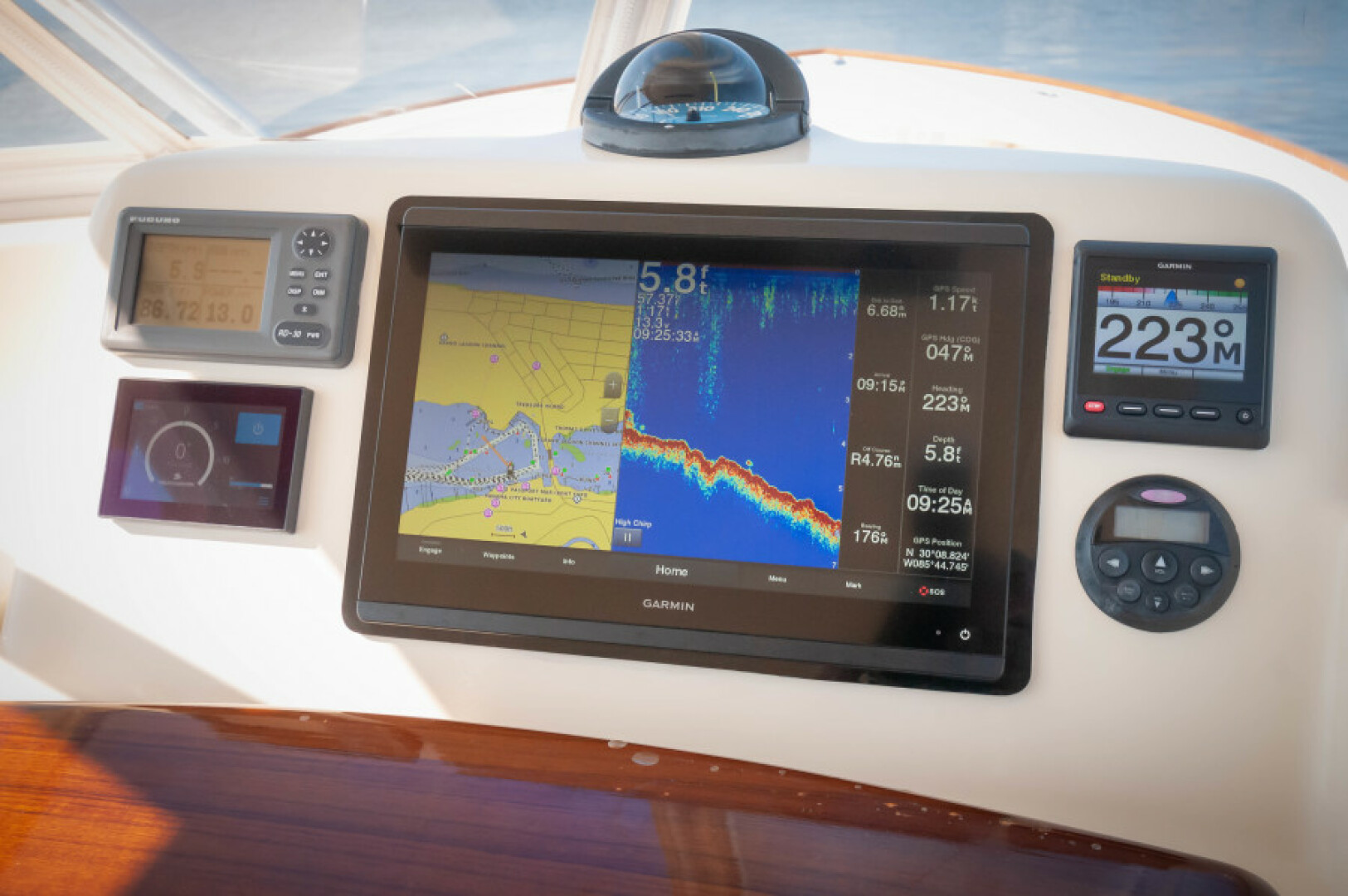 Slide: The Image of 2009 34 Jarrett Bay Walkaround- Helm - 4368394