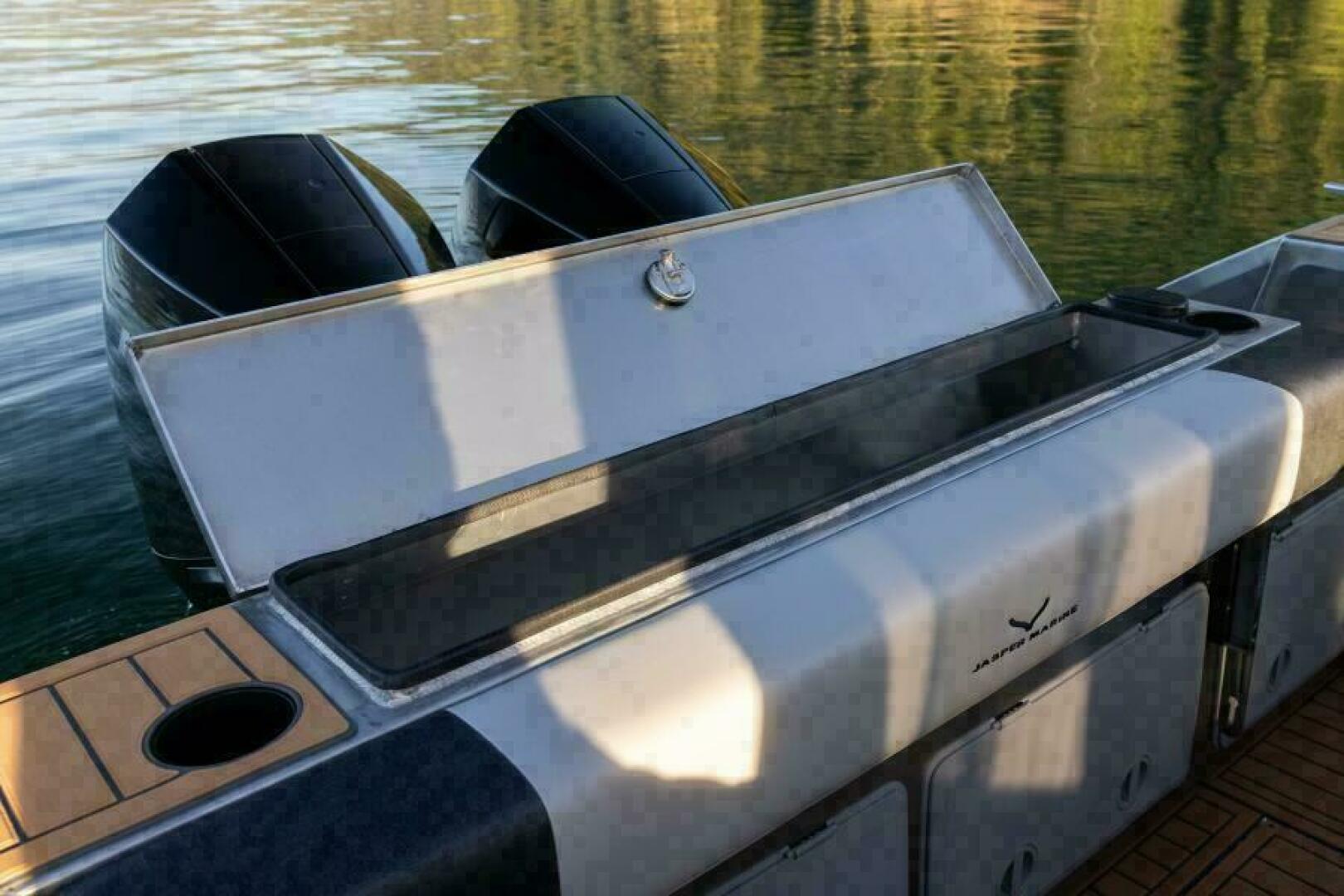 Slide: The Image of Ice cooler with option for live bait well - 5304001