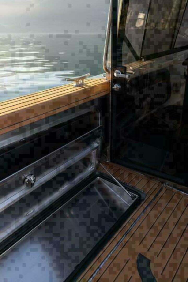 Slide: The Image of Ice Chest with Option of Fish box with pumpout - 5304450