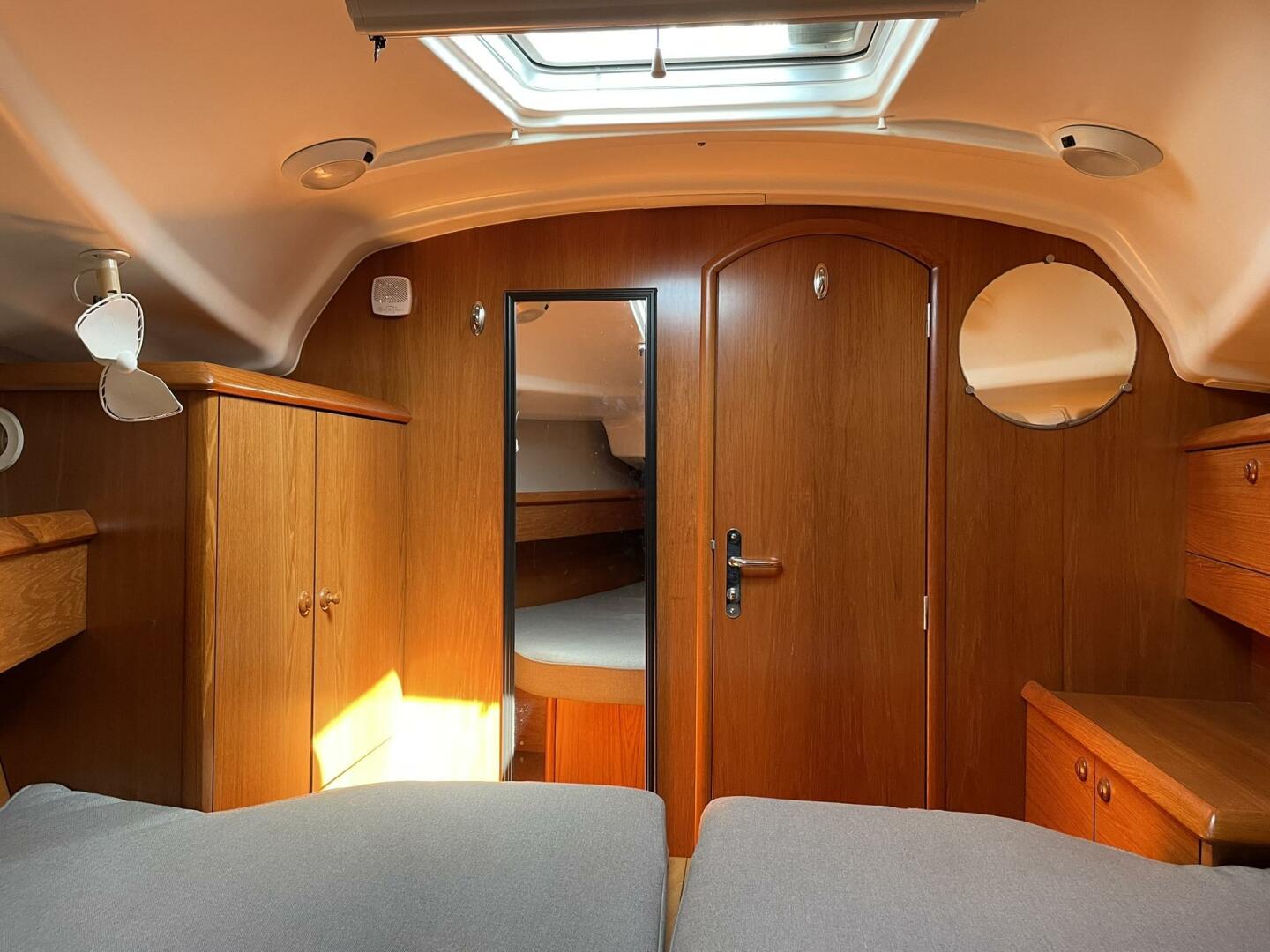 Slide: The Image of Jeanneau 37 Sun Odyssey 2004 - 5263694