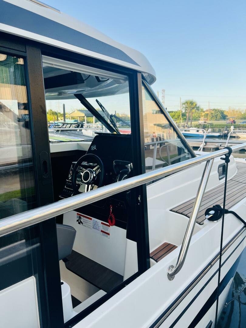 Slide: The Image of Side Docking Door - 5107646