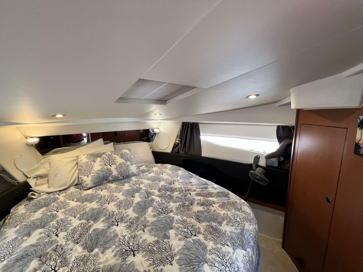 Slide: The Image of Bed and Stbd Window Bed and STBD window - 5454574