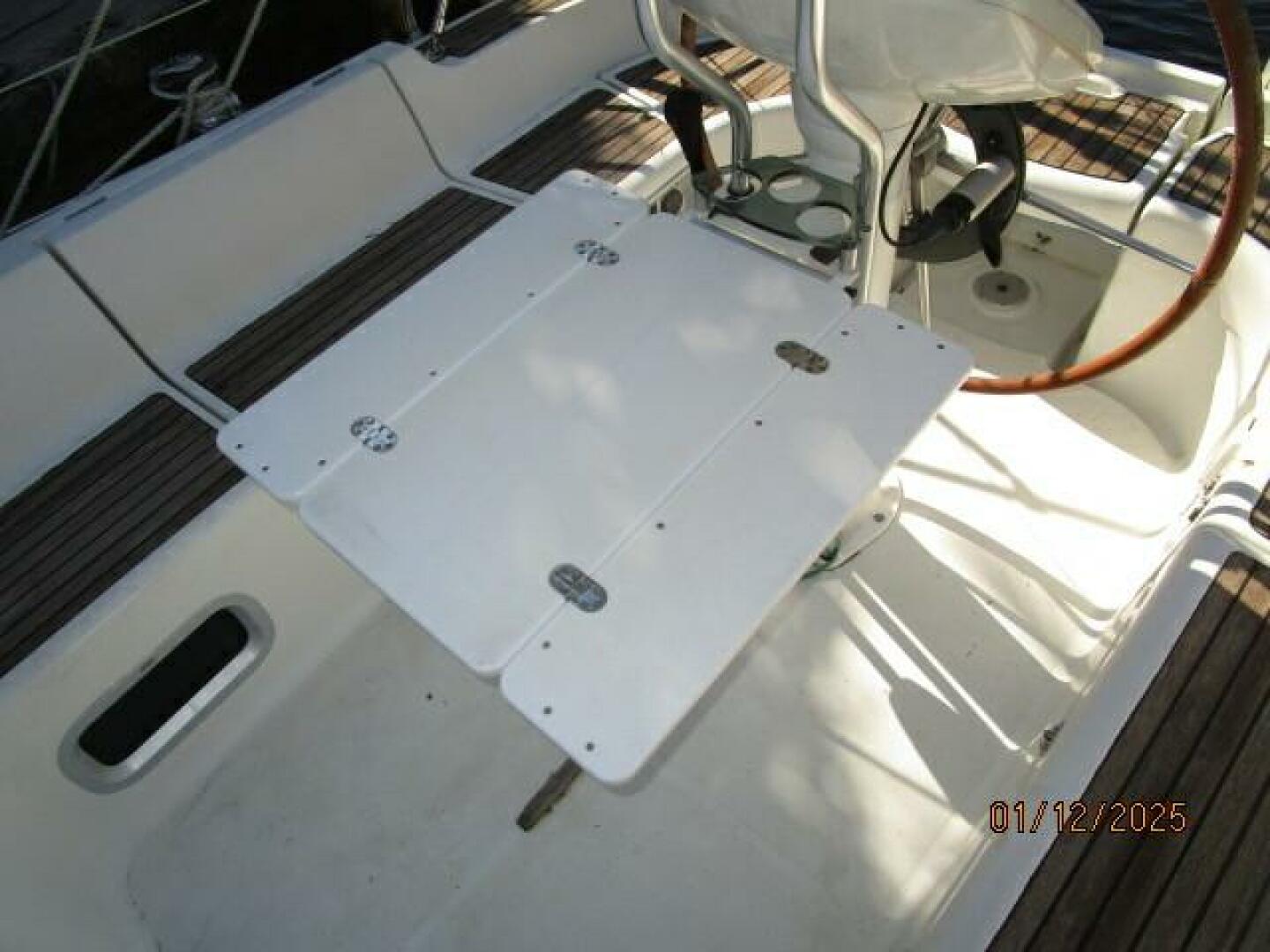 Slide: The Image of 37' Jeanneau cockpit table - 4943187