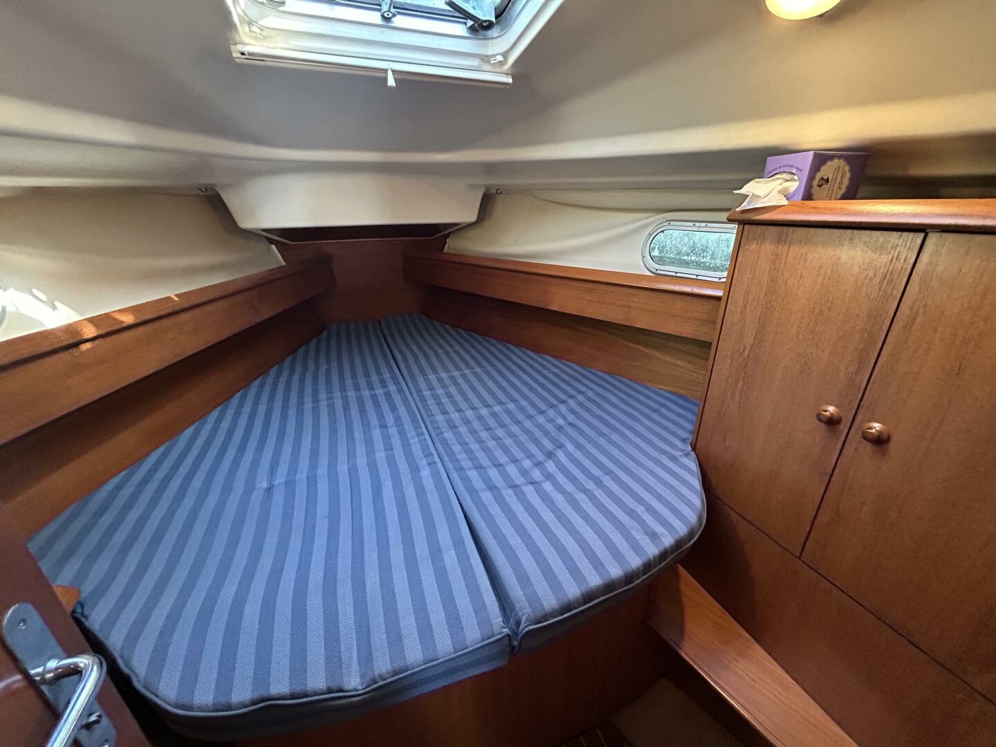 Slide: The Image of 37' Jeanneau forward stateroom - 4943200