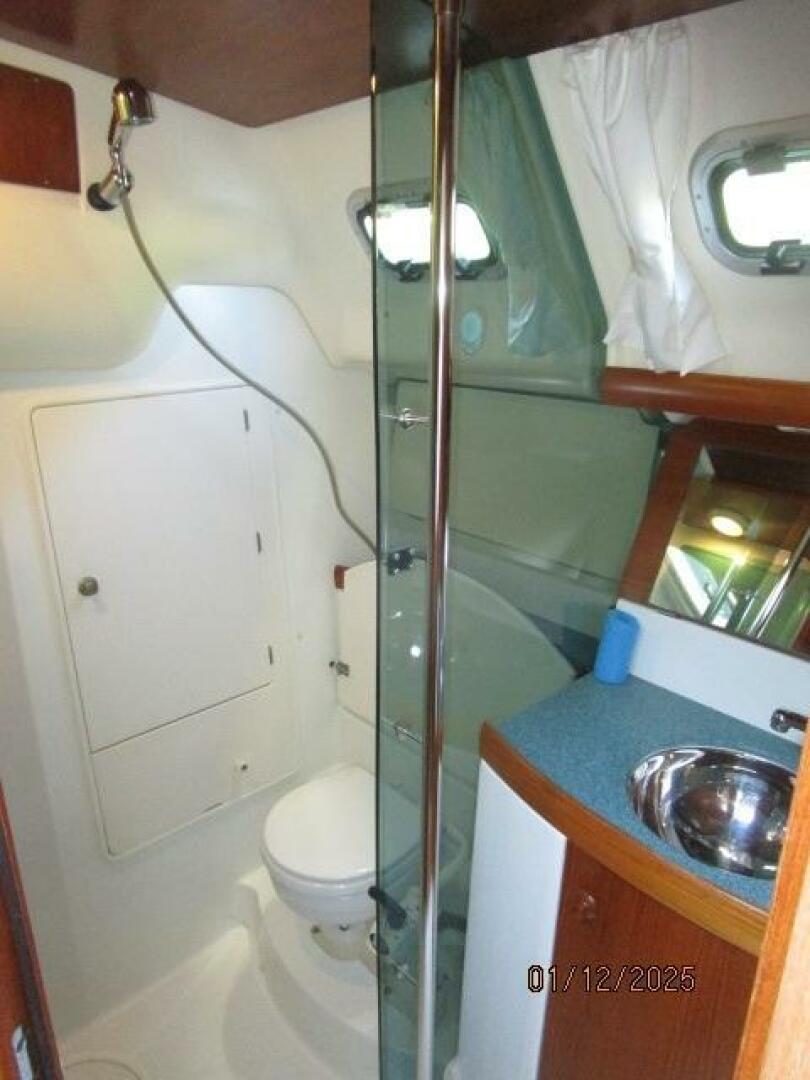 Slide: The Image of 37' Jeanneau head-shower - 4943221