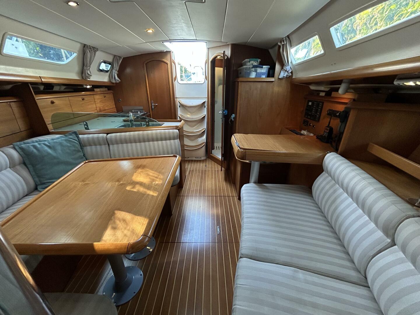 Slide: The Image of 37' Jeanneau salon aft - 4943227