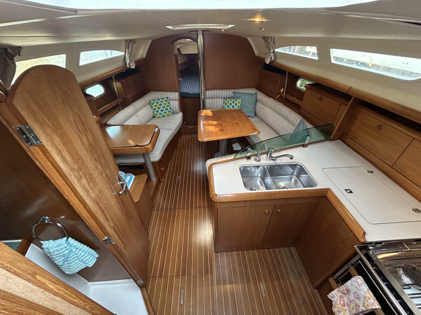 Slide: The Image of 37' Jeanneau salon forward - 4943228