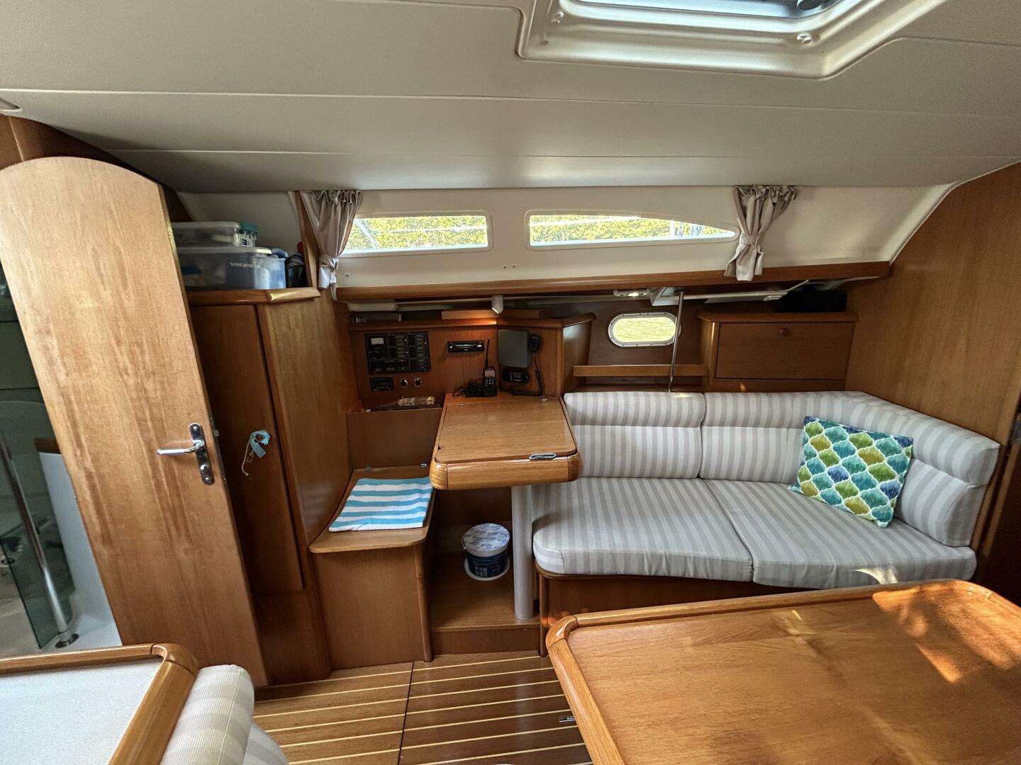 Slide: The Image of 37' Jeanneau salon port - 4943229