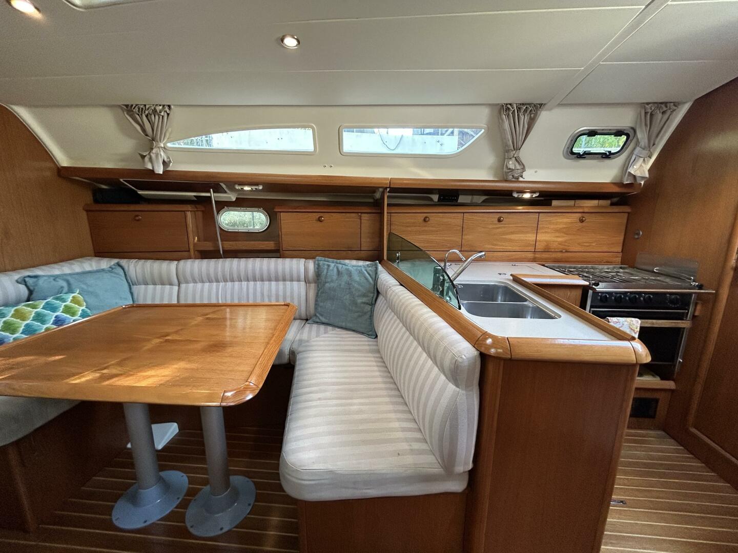 Slide: The Image of 37' Jeanneau salon starboard - 4943233