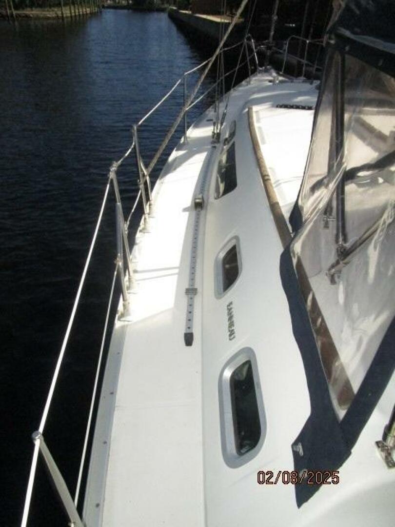 Slide: The Image of 37' Jeanneau port side deck - 5028131