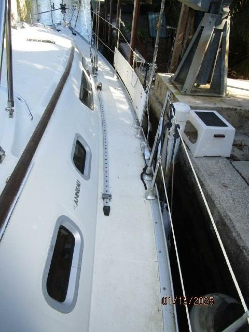 Slide: The Image of 37' Jeanneau starboard side deck - 5028171