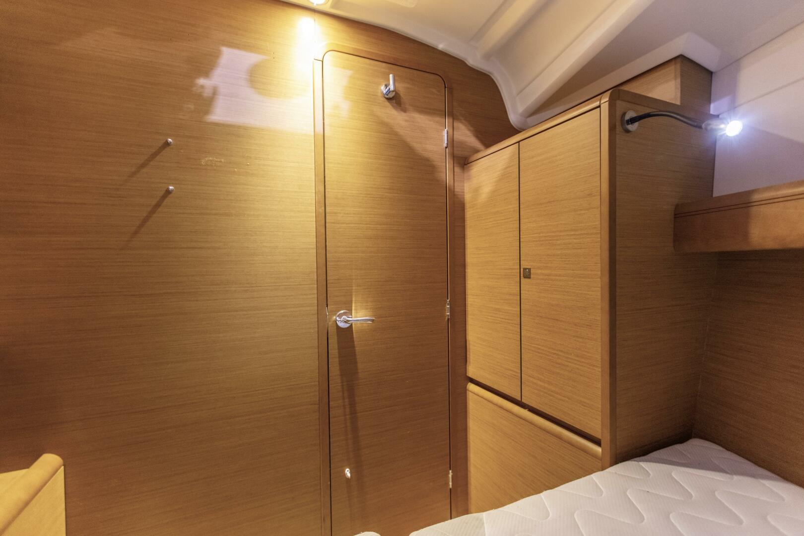 Slide: The Image of 6 Forward Cabin (3) - 4283248