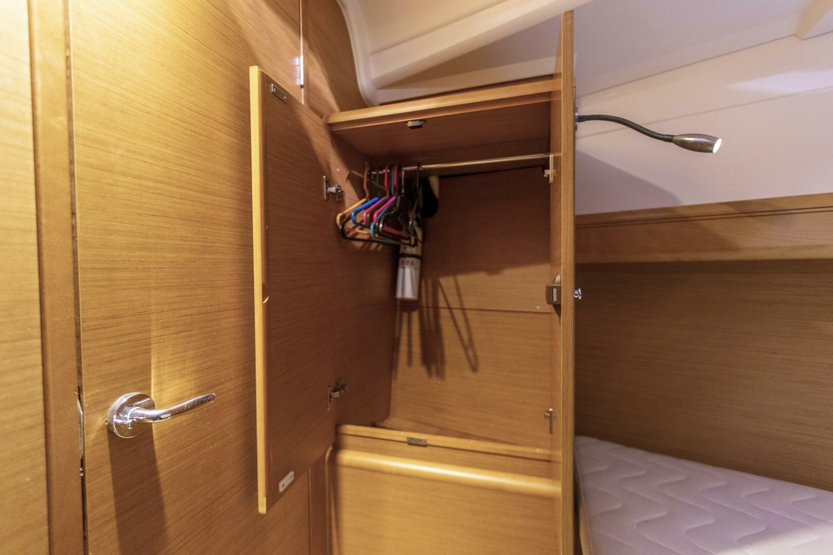 Slide: The Image of 6 Forward Cabin (5) - 4283251