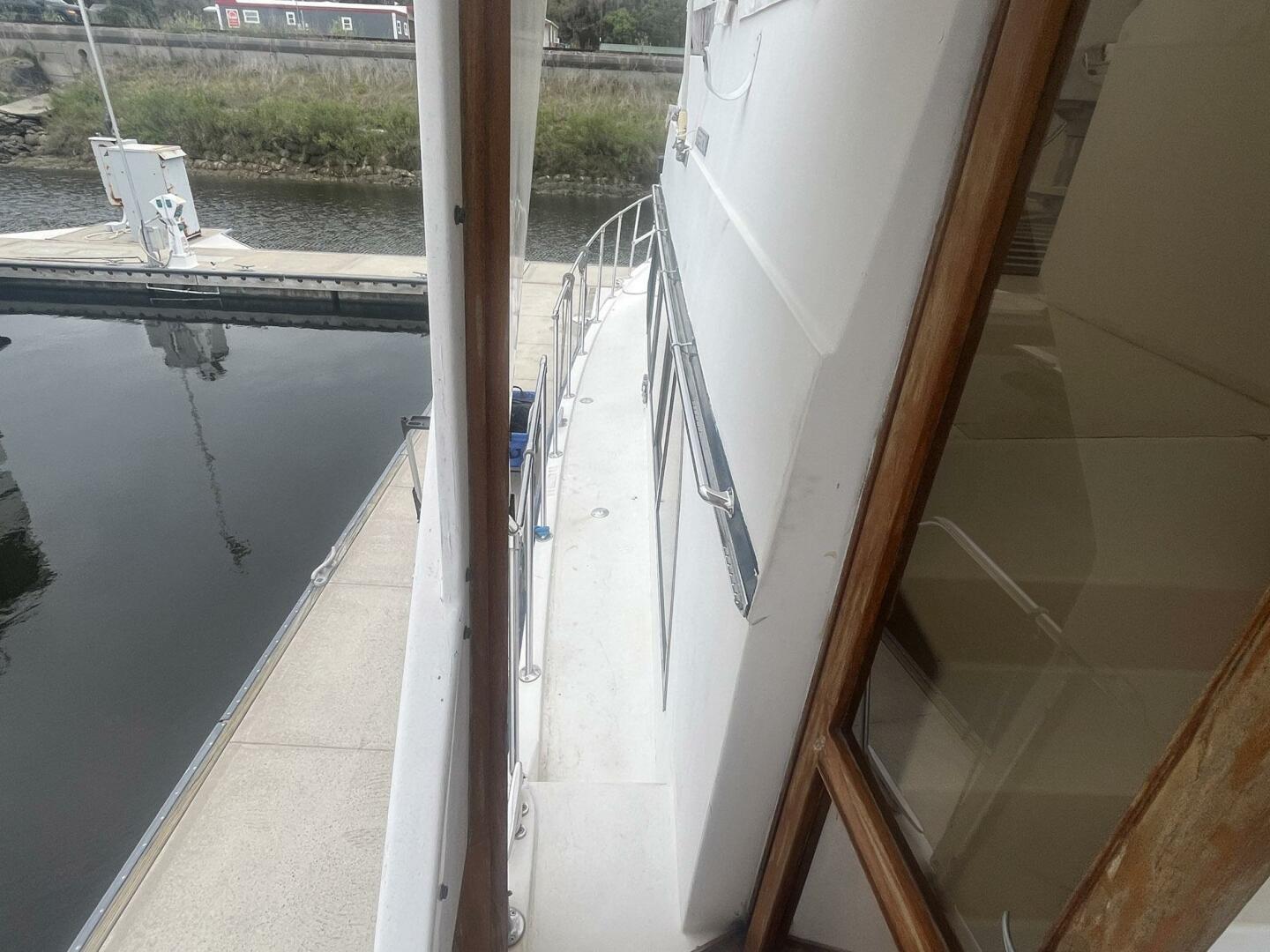 Slide: The Image of Jefferson 42 SE Sundeck Motor Yacht 1990 - 5175284