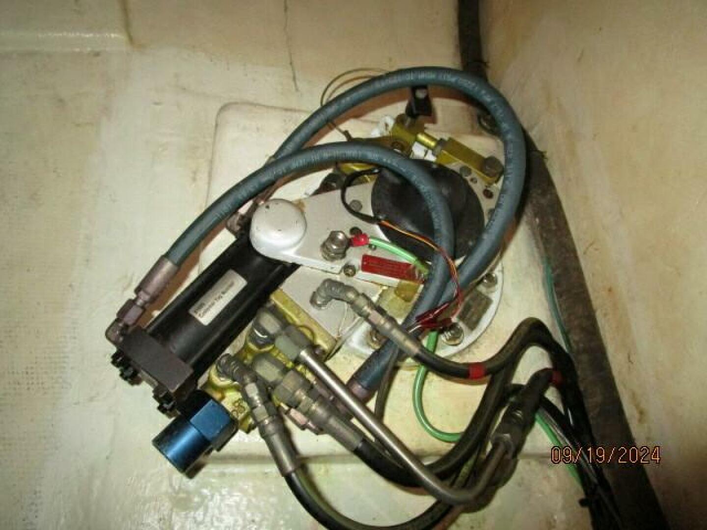 Slide: The Image of 48' Kadey-Krogen starboard stabilizer head - 73