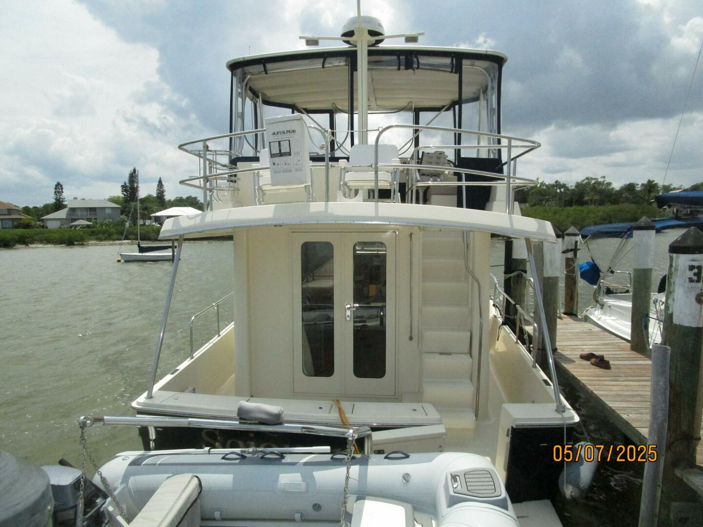 Slide: The Image of 34' Mainship aft profile - 5297577