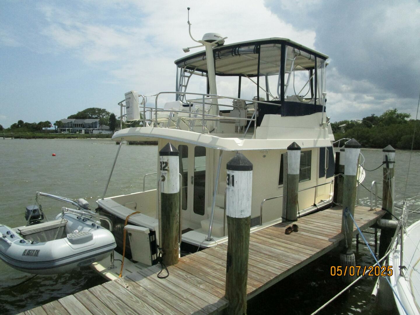 Slide: The Image of  34' Mainship starboard aft profile - 5297682