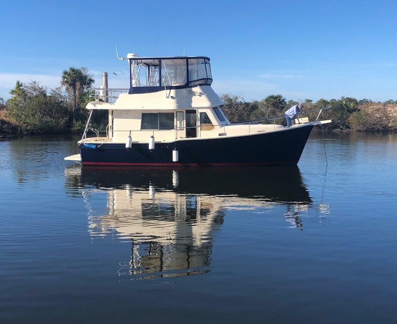 Slide: The Image of 34' Mainship starboard profile - 5311252