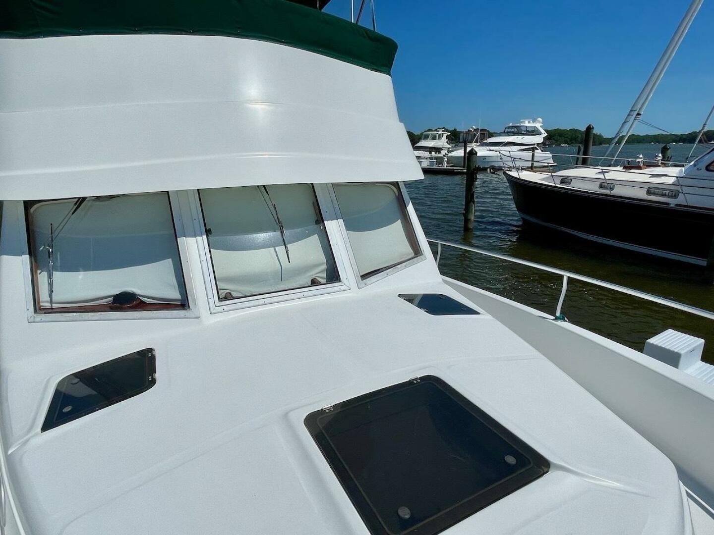 Slide: The Image of Mainship 390 2000 - 16