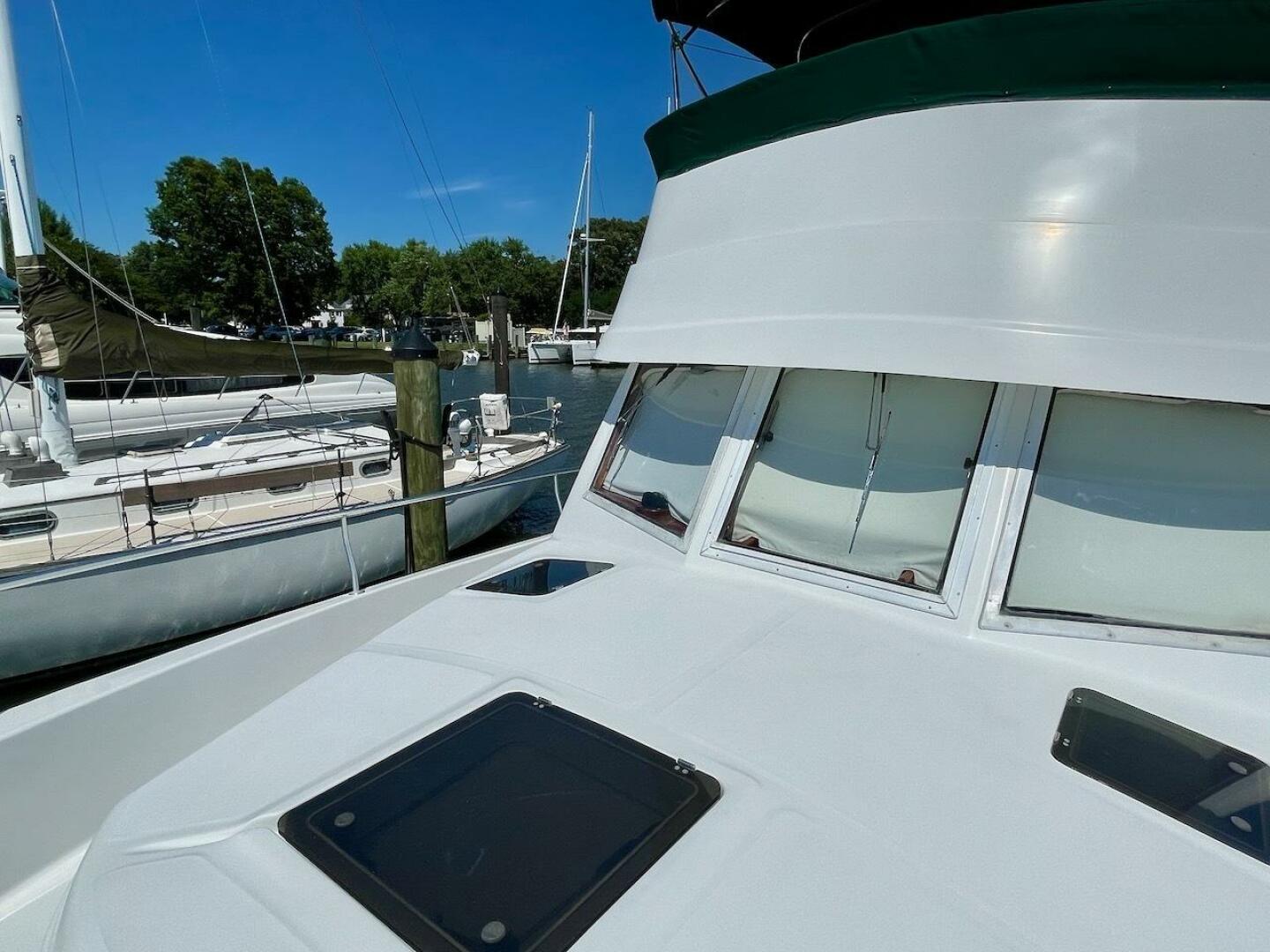 Slide: The Image of Mainship 390 2000 - 18