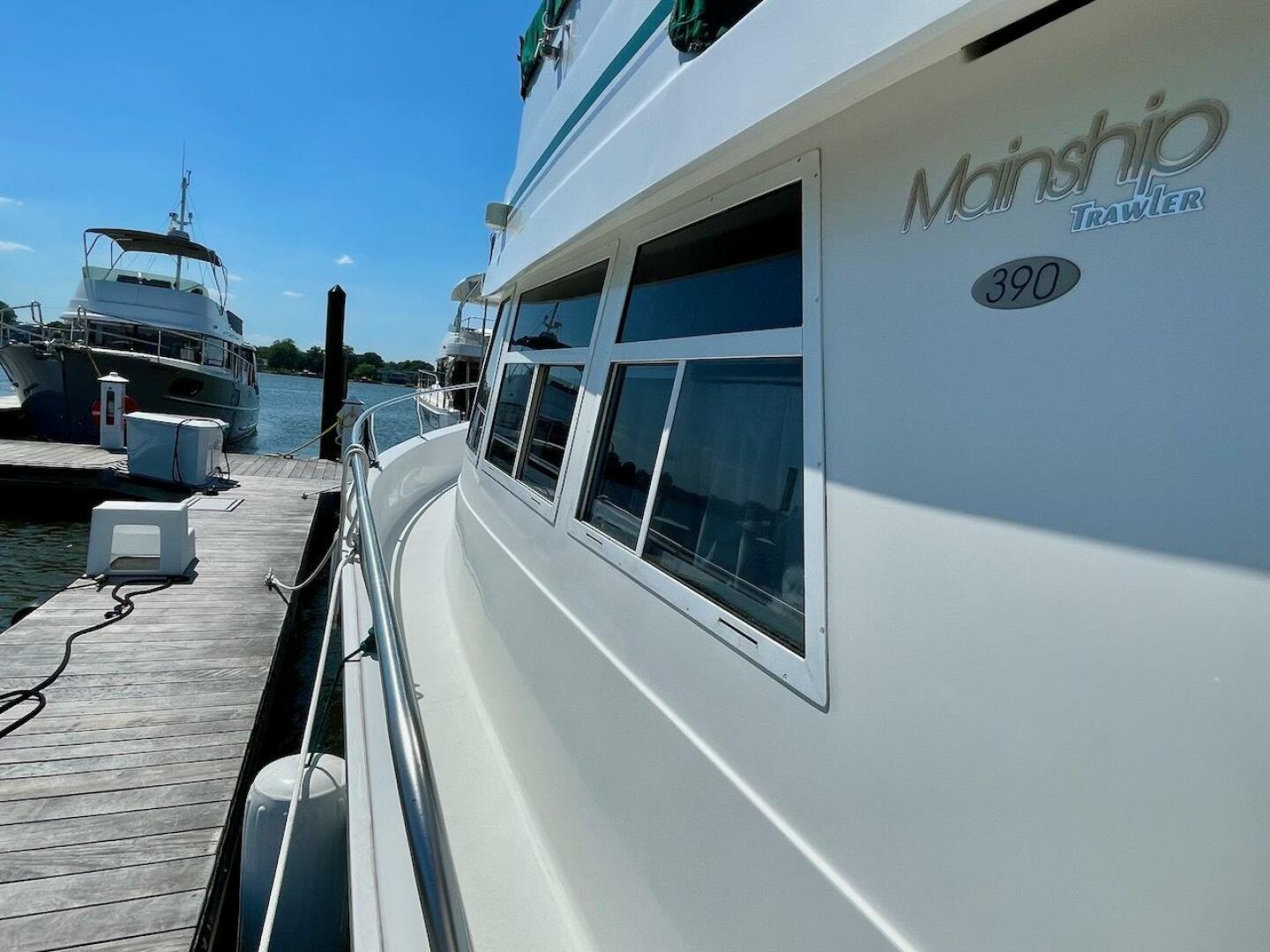 Slide: The Image of Mainship 390 2000 - 23