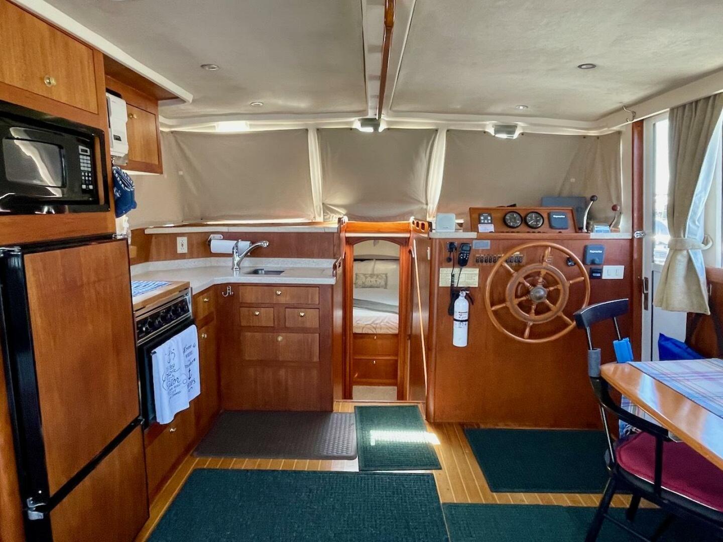 Slide: The Image of Mainship 390 2000 - 37