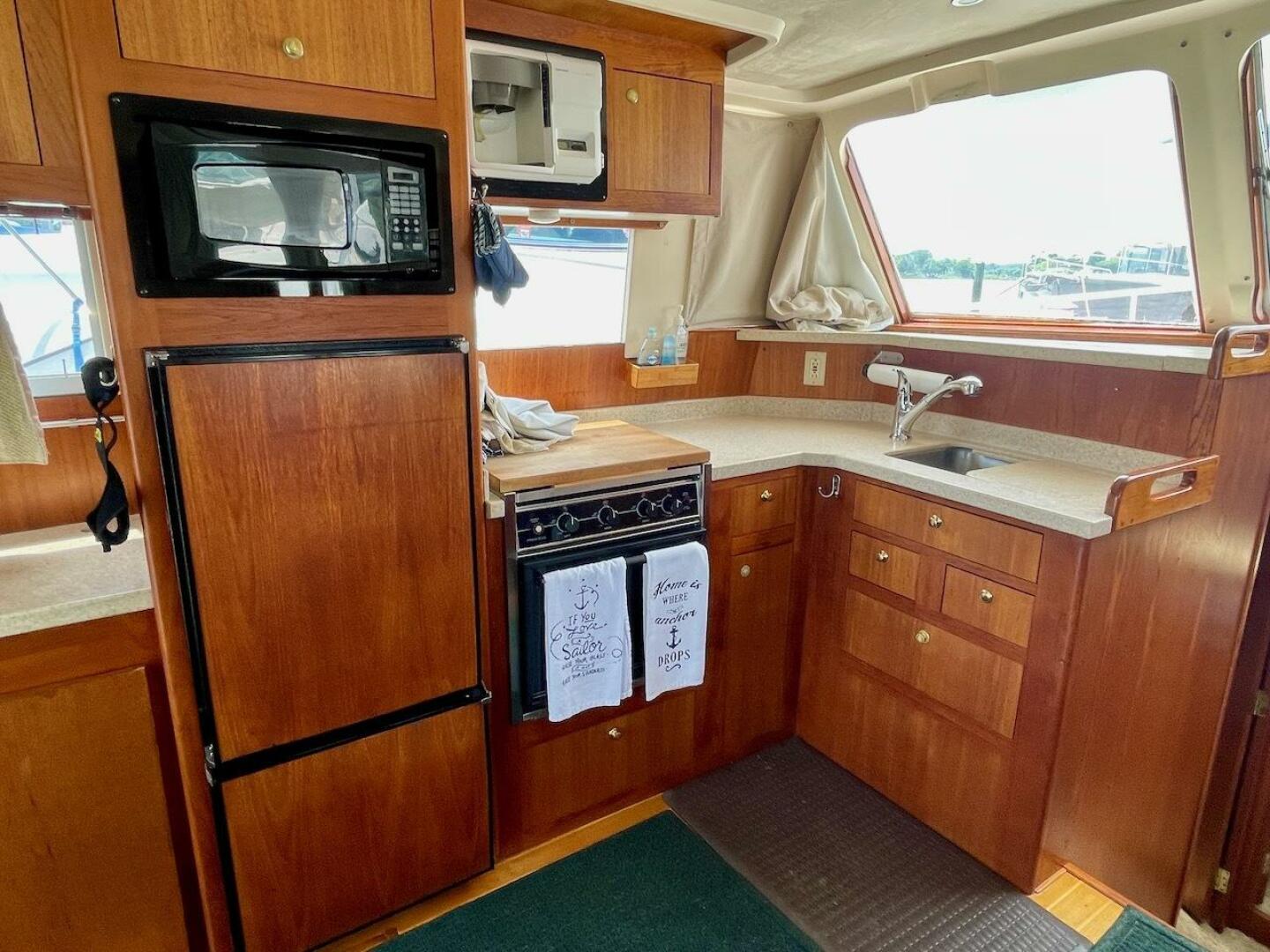 Slide: The Image of Mainship 390 2000 - 39