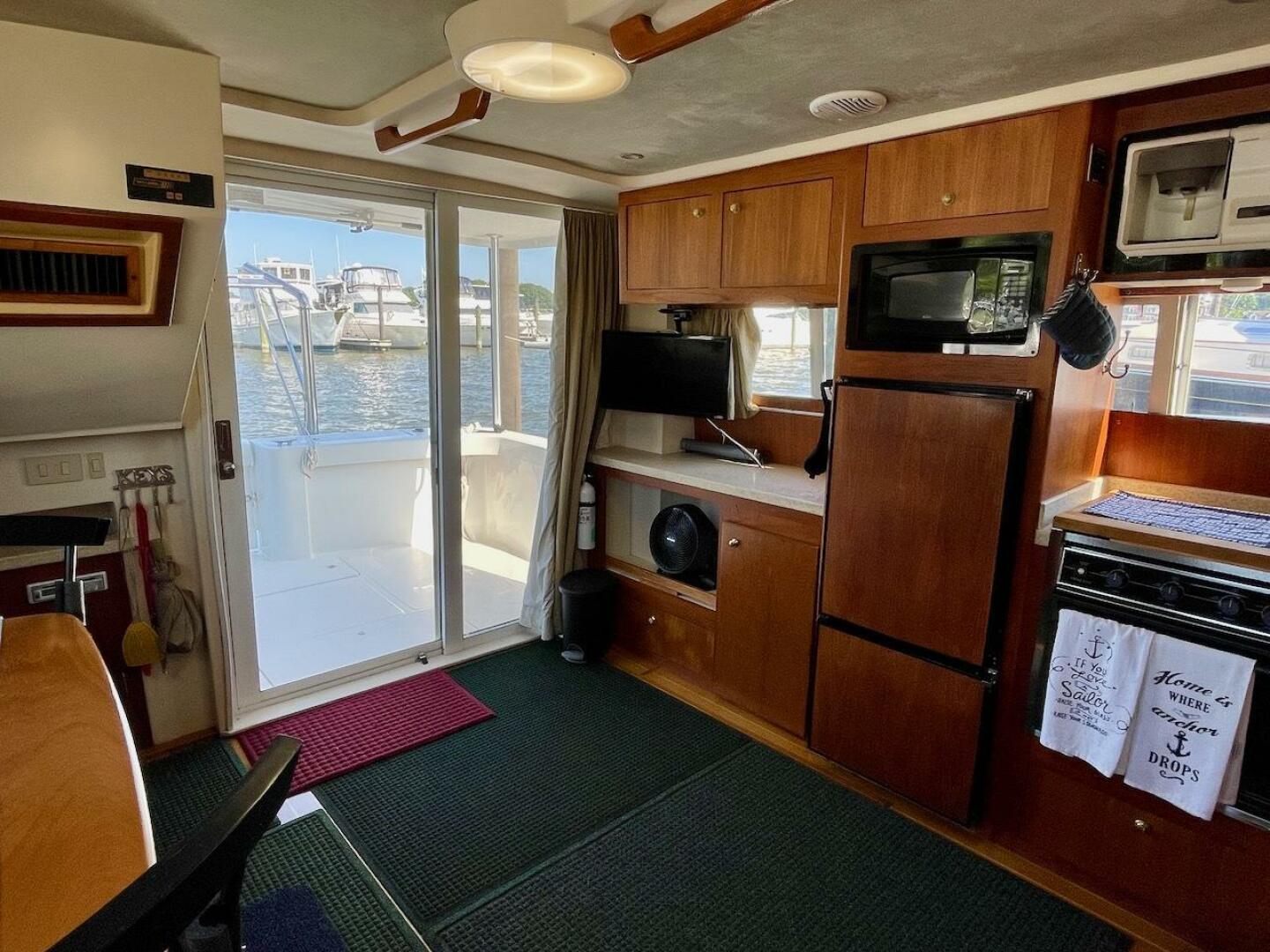 Slide: The Image of Mainship 390 2000 - 42