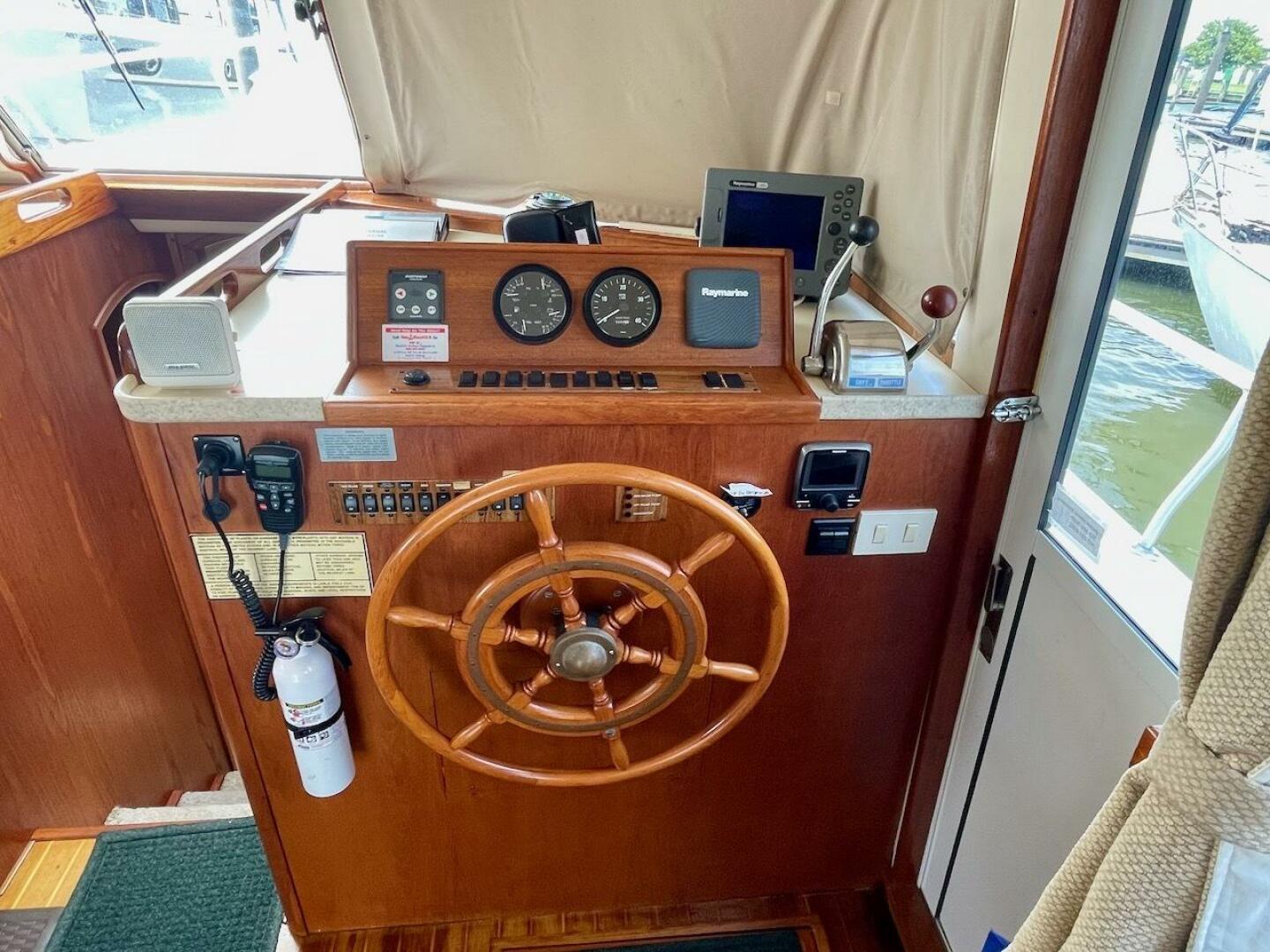 Slide: The Image of Mainship 390 2000 - 46