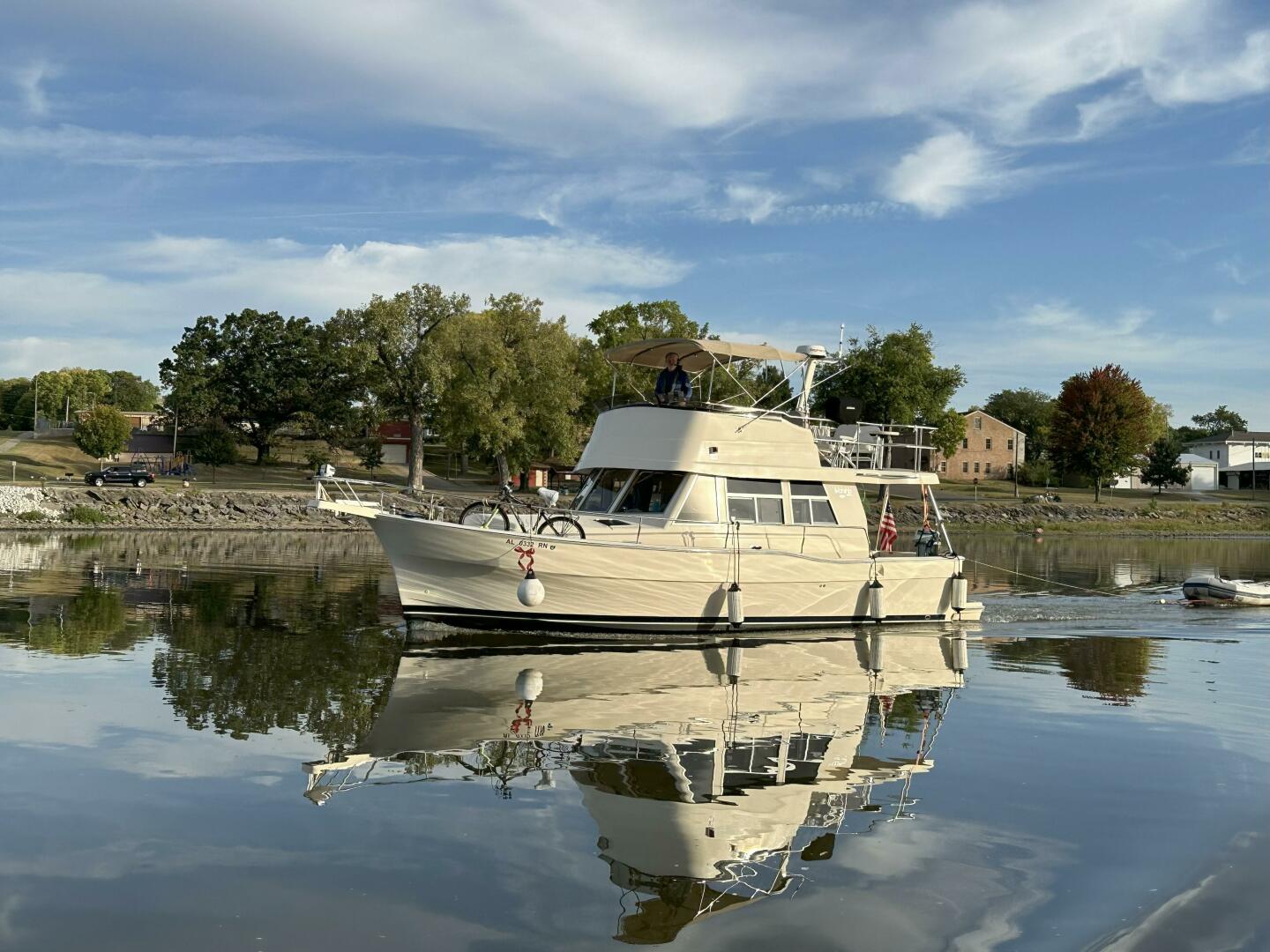 Slide: The Image of 39' Mainship port forward profile - 5474169