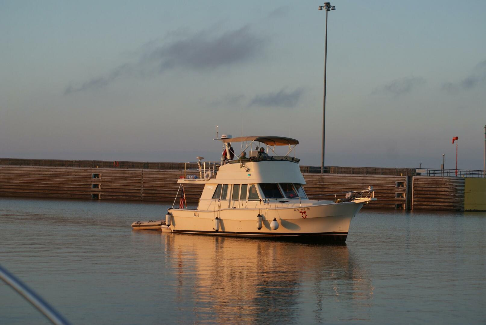 Slide: The Image of 39' Mainship starboard forward profile - 5474171