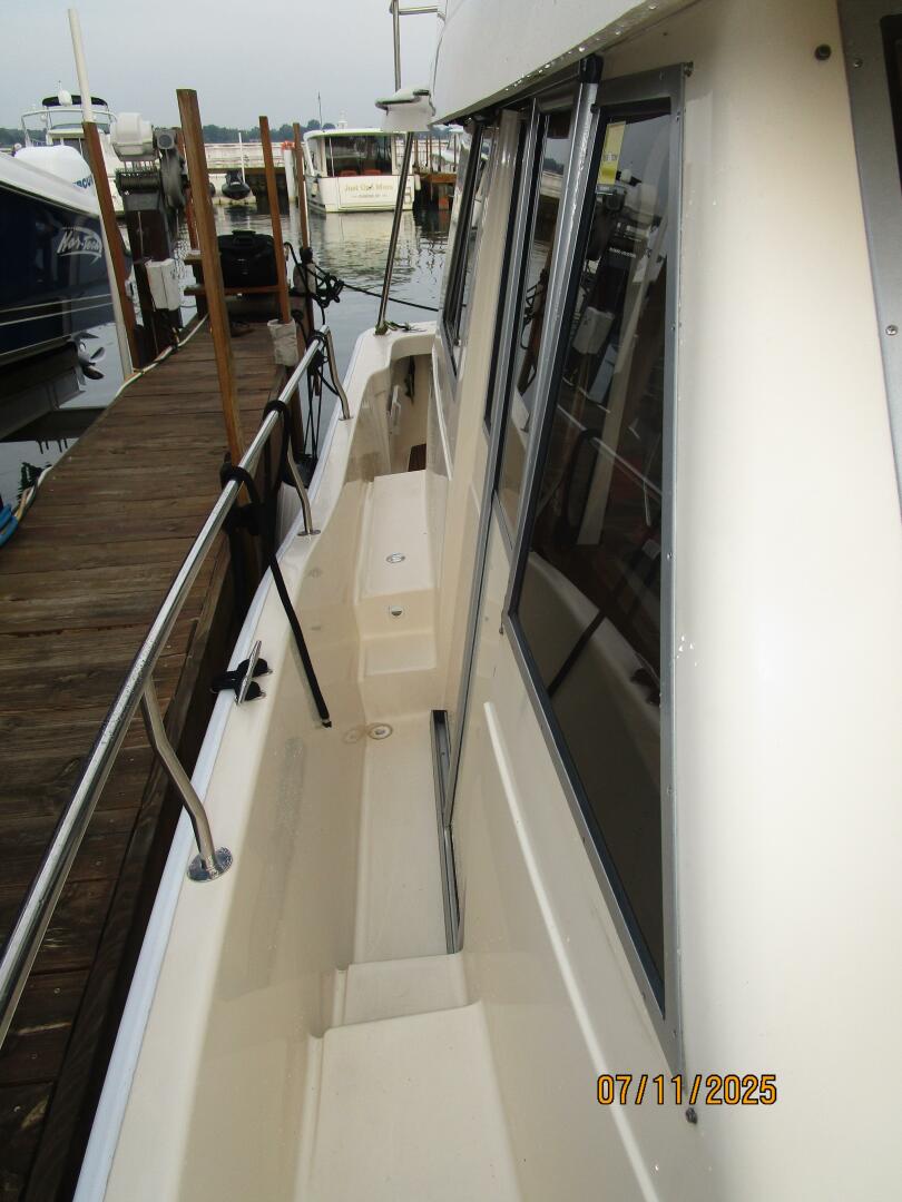 Slide: The Image of 39' Mainship starboard side deck2 - 5472729