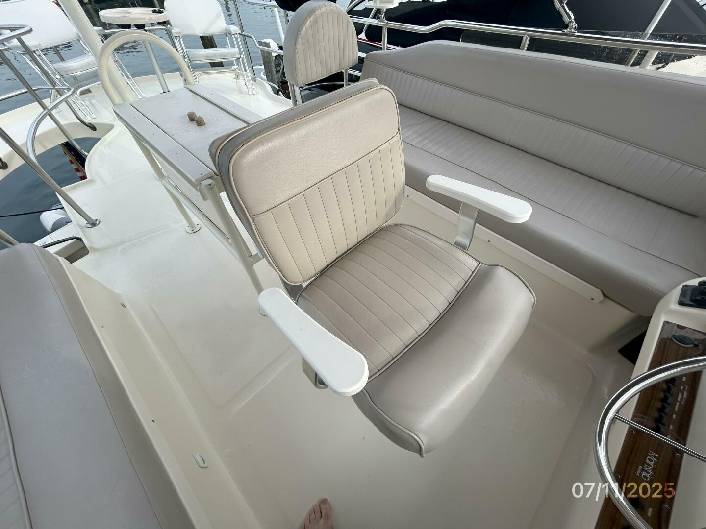 Slide: The Image of 39' Mainship flybridge helmseat - 5472688