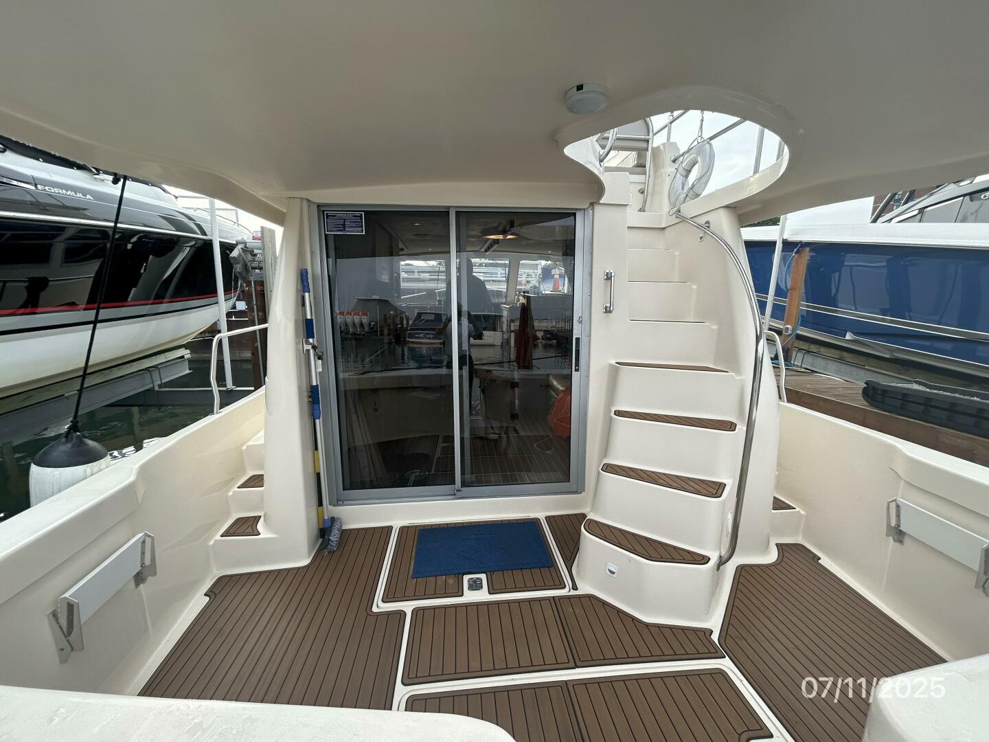 Slide: The Image of 39' Mainship aftdeck forward - 5472670