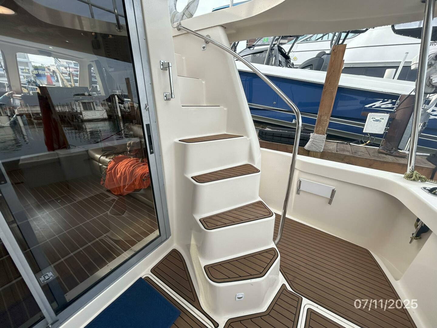 Slide: The Image of 39' Mainship aftdeck-flybridge stairs - 5472675