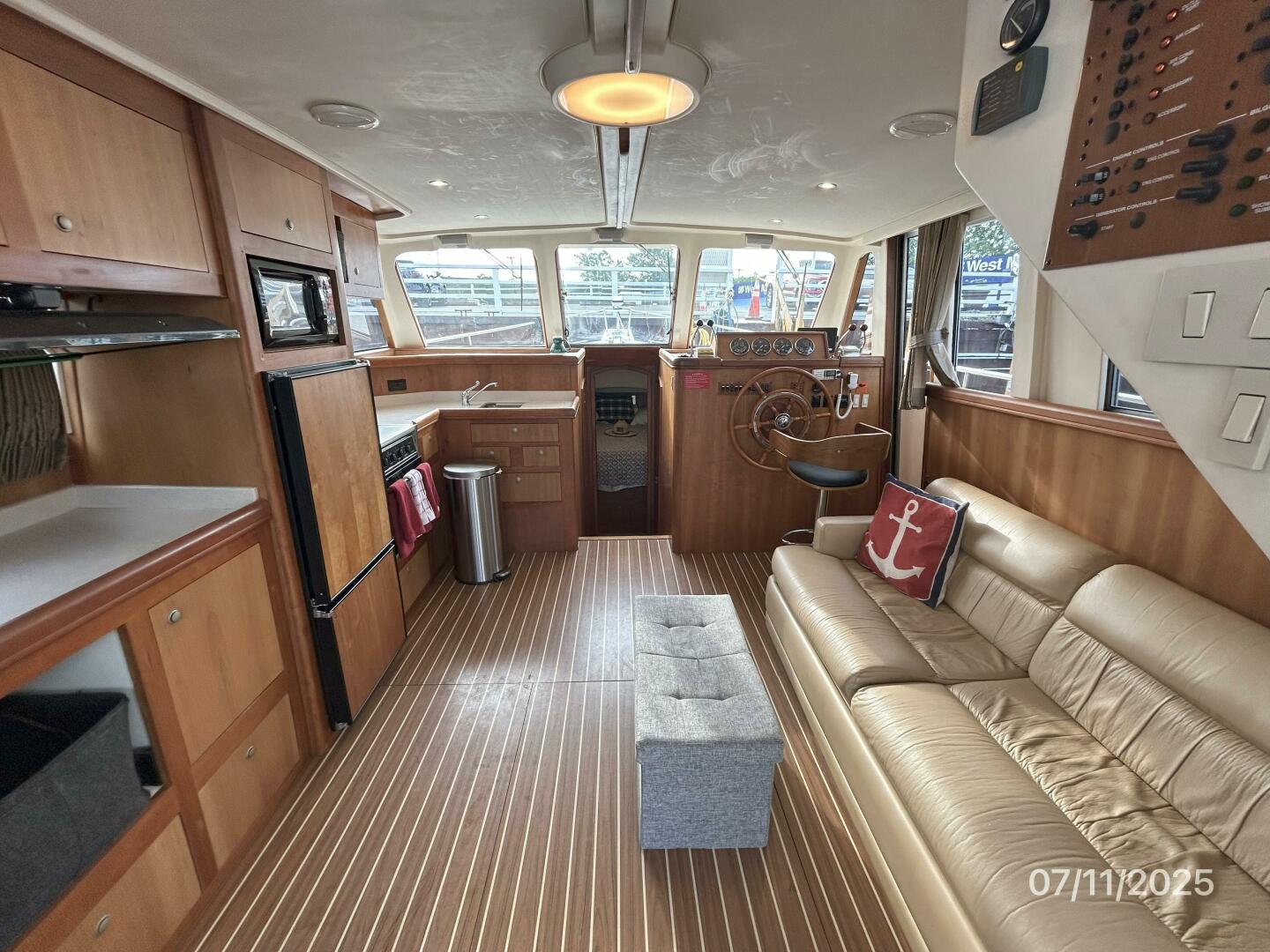 Slide: The Image of 39' Mainship salon forward - 5472721