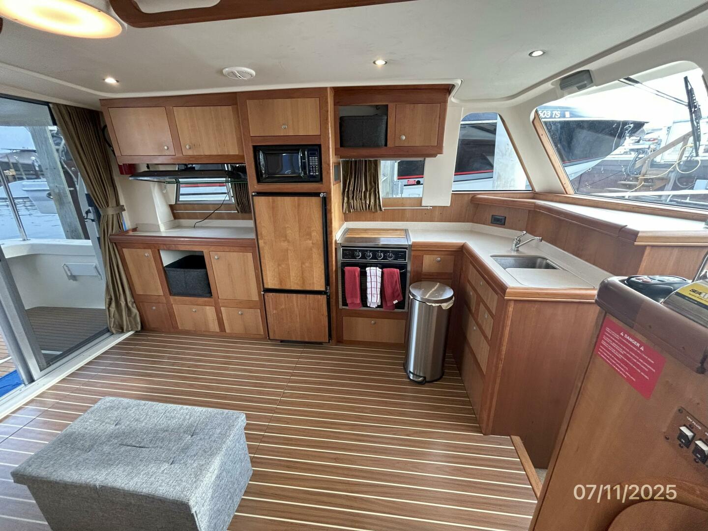 Slide: The Image of 39' Mainship salon port - 5472724