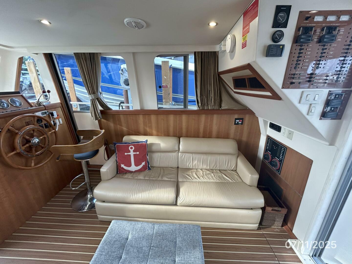 Slide: The Image of 39' Mainship salon starboard - 5472725
