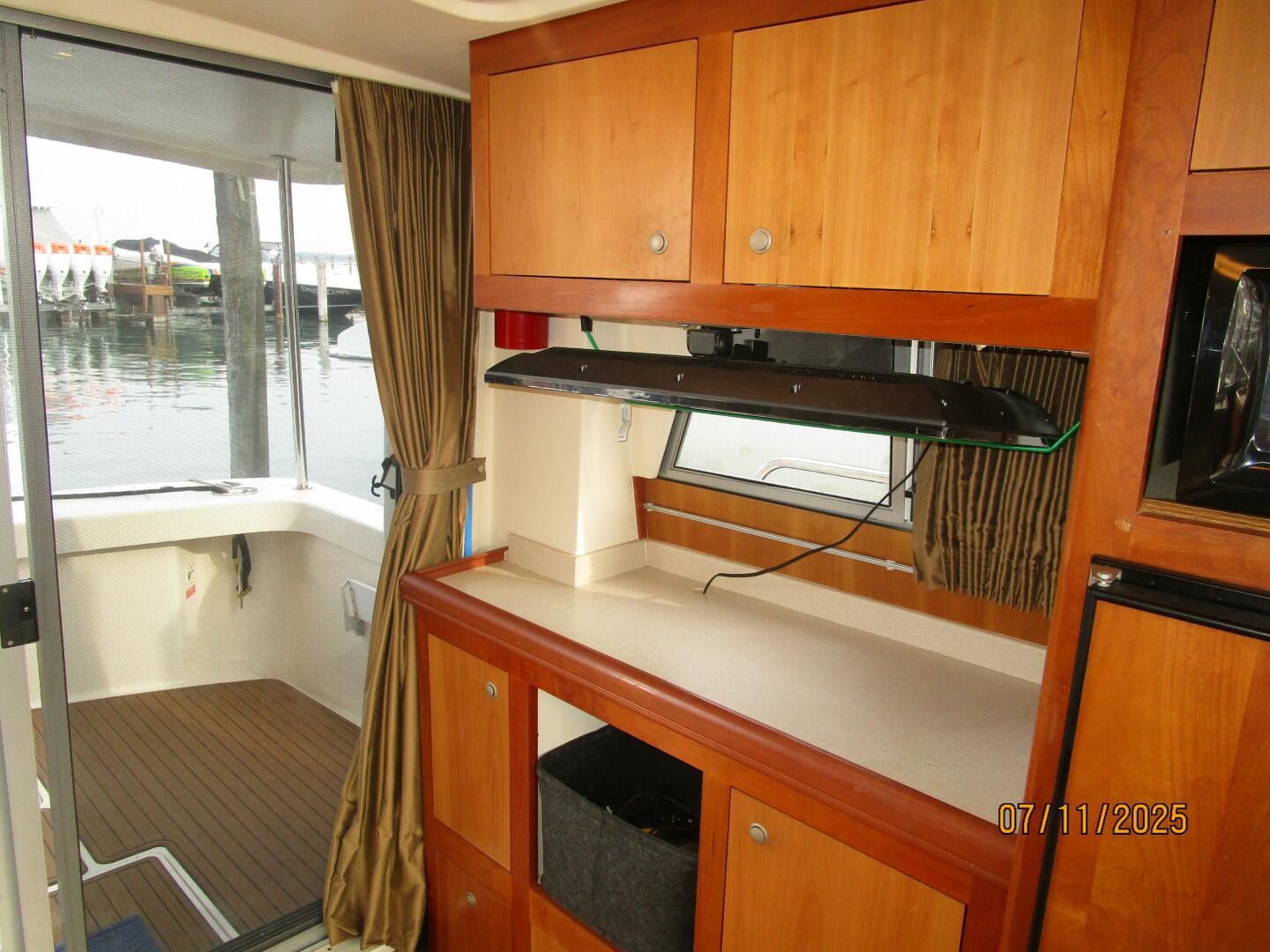 Slide: The Image of 39' Mainship salon port aft1 - 5472722