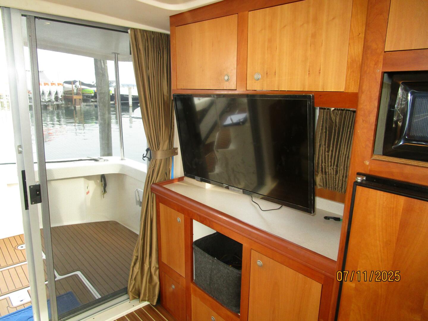 Slide: The Image of 39' Mainship salon port aft2 - 5472723