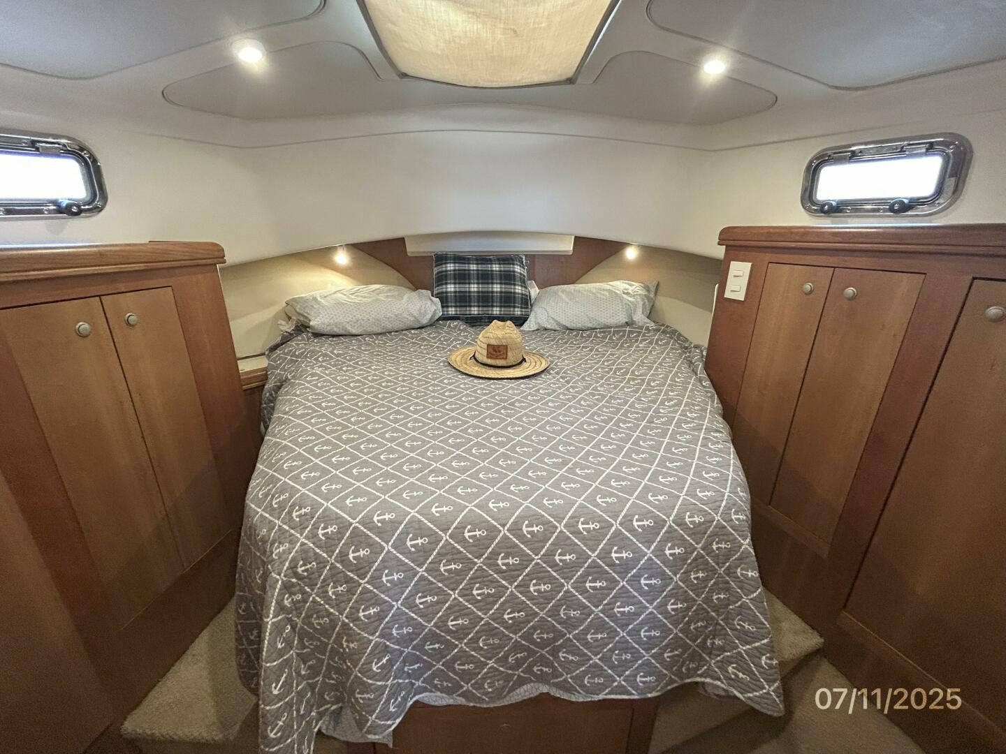 Slide: The Image of 39' Mainship master stateroom - 5472712