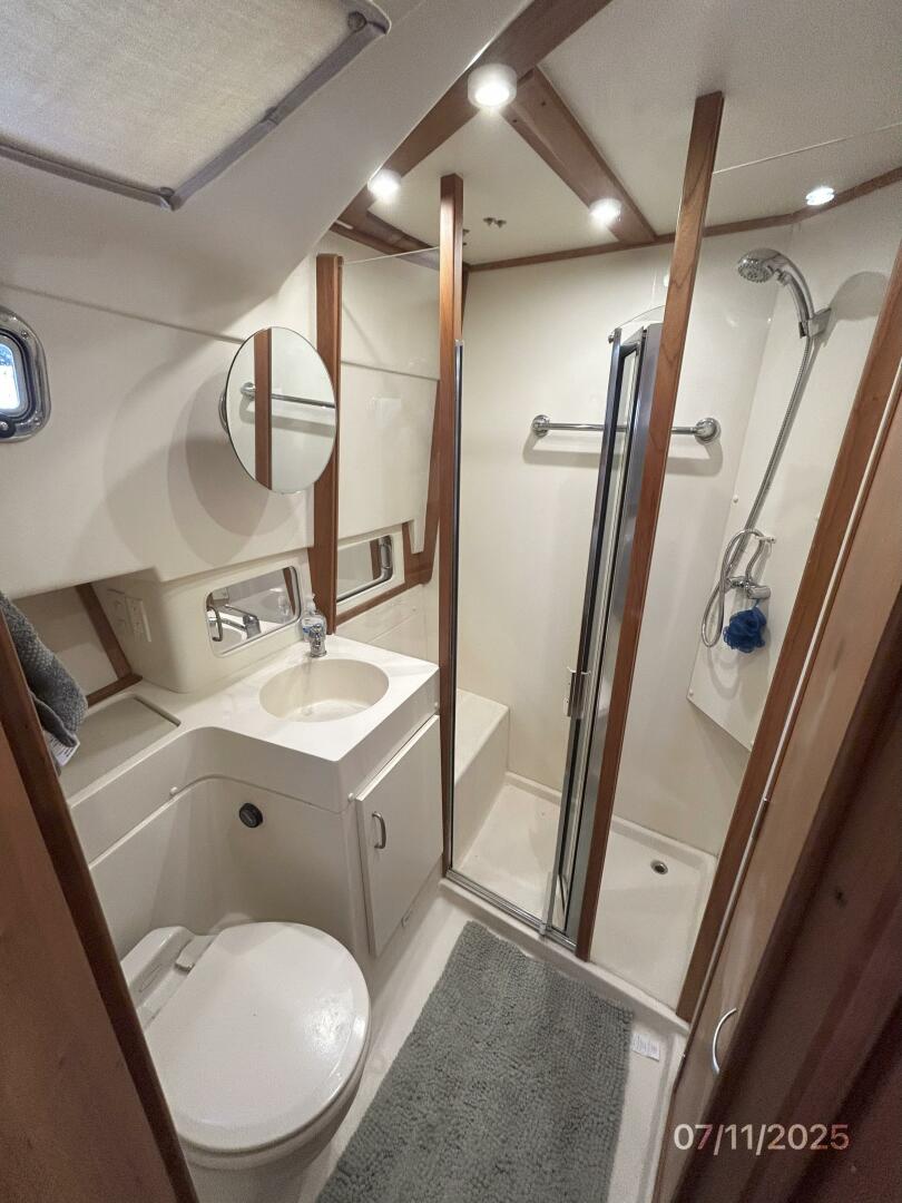 Slide: The Image of 39' Mainship head-shower - 5472705