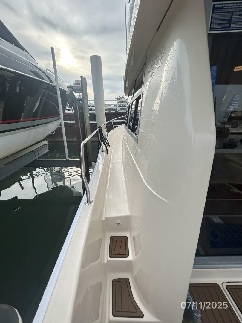 Slide: The Image of 39' Mainship port side deck1 - 5472719