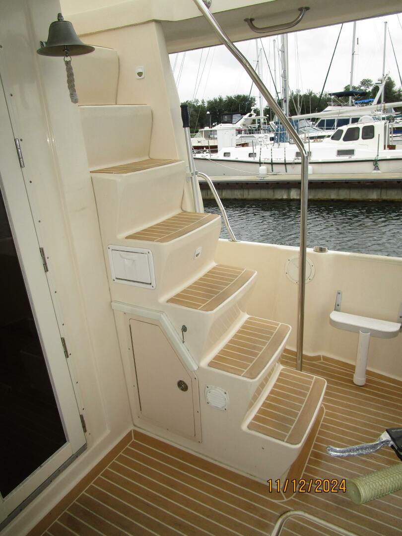Slide: The Image of 40' Mainship aftdeck-flybridge stairs - 4801417