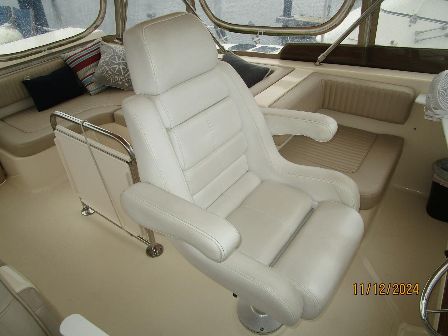 Slide: The Image of 40' Mainship flybridge helmseat - 4801564