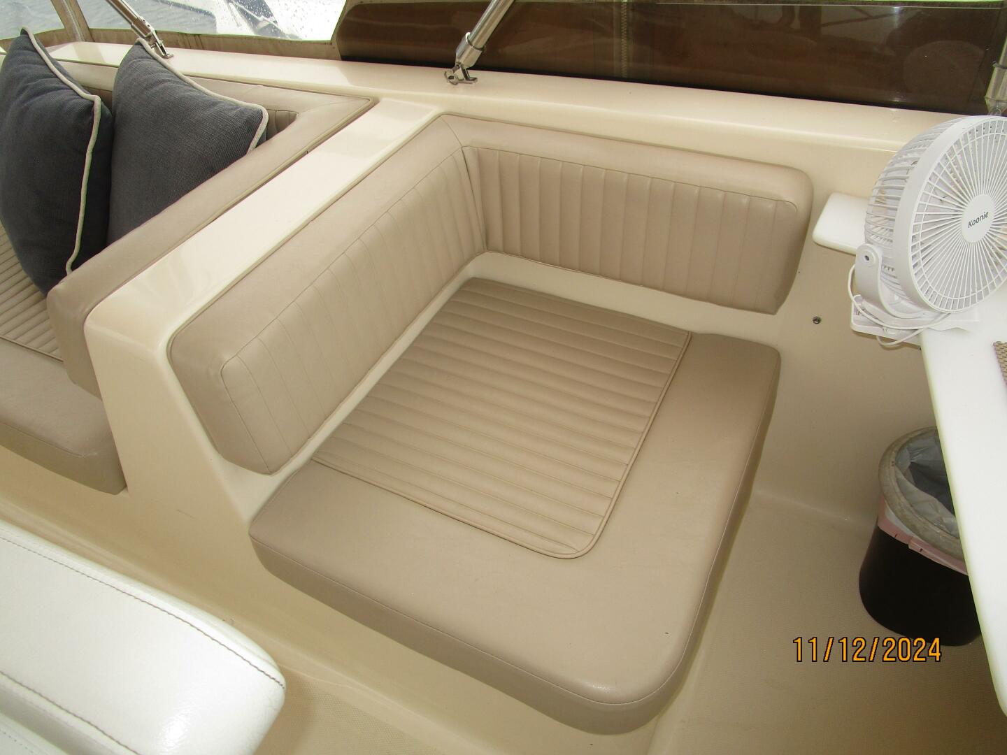 Slide: The Image of 40' Mainship flybridge port forward seating - 4801573