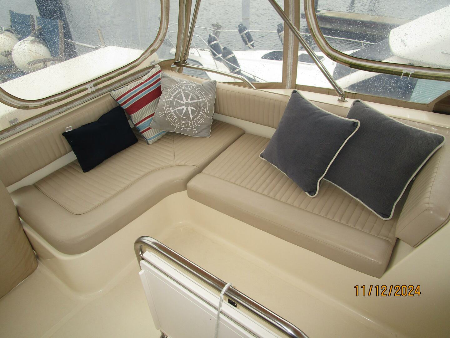 Slide: The Image of 40' Mainship flybridge port aft seating - 4801575
