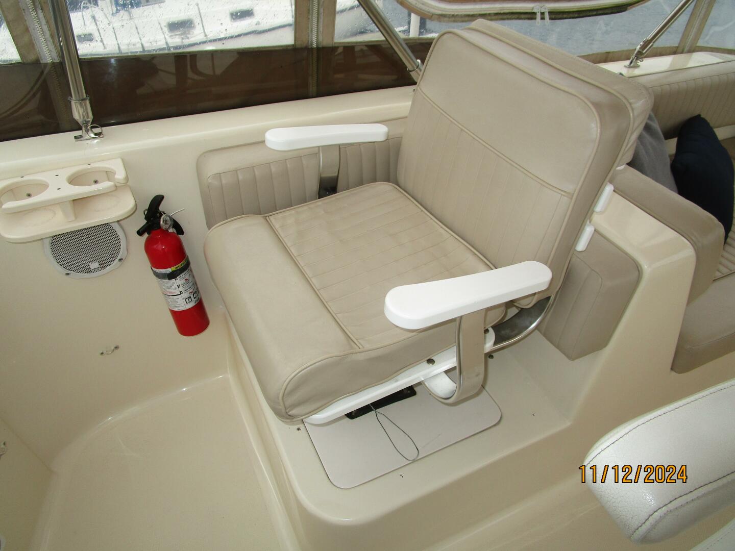 Slide: The Image of 40' Mainship flybridge starboard forward seating - 4801581